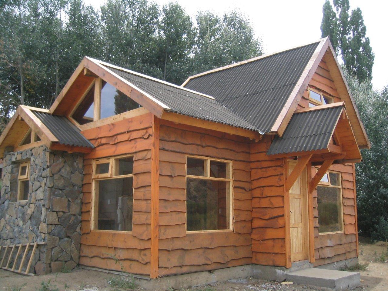 Casa jardin cubierta con placa asfaltica ondulada ONDUCOBER NEGRO