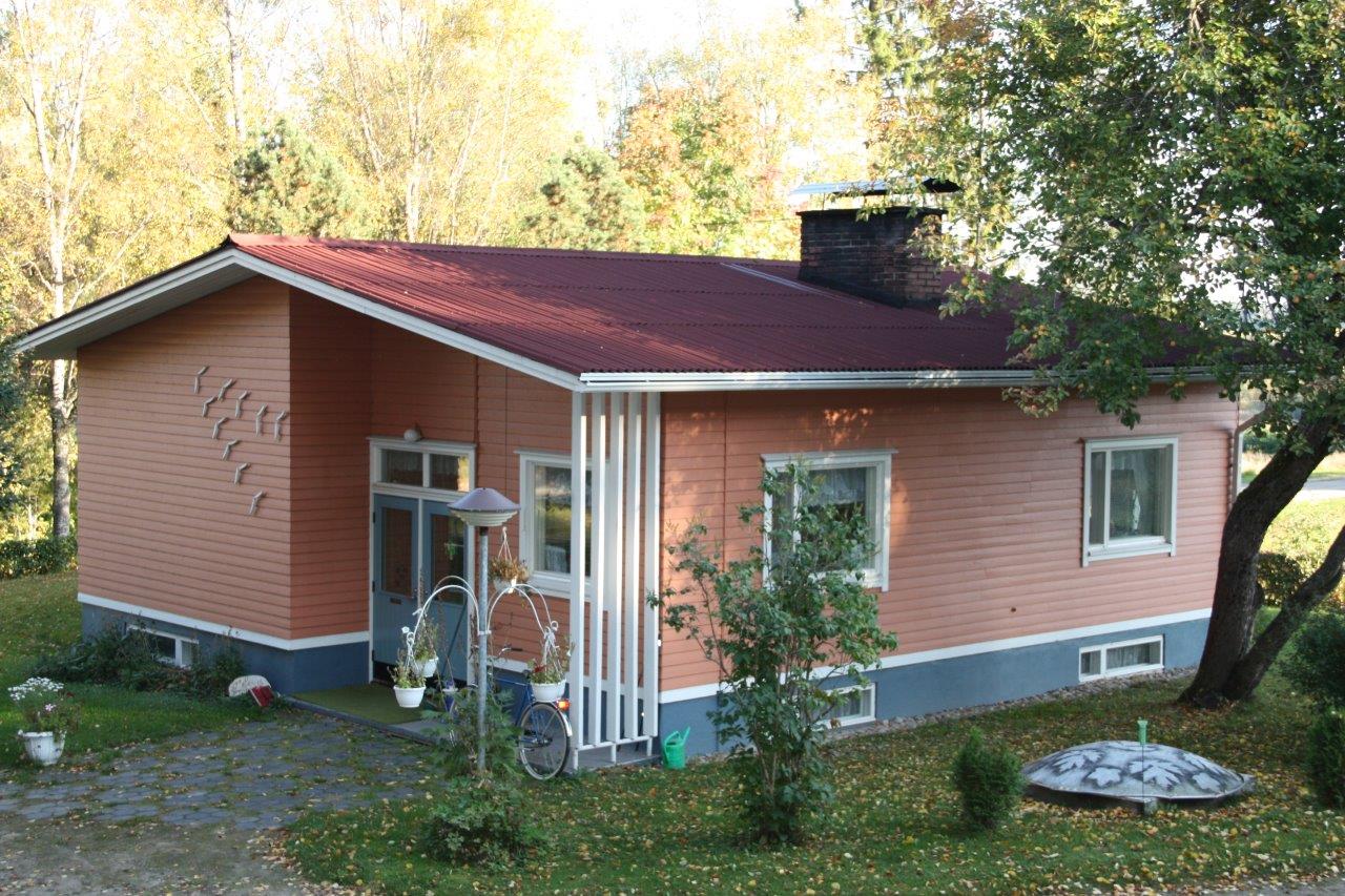 Casa jardin cubierta con placa asfaltica ondulada ONDUCOBER ROJO