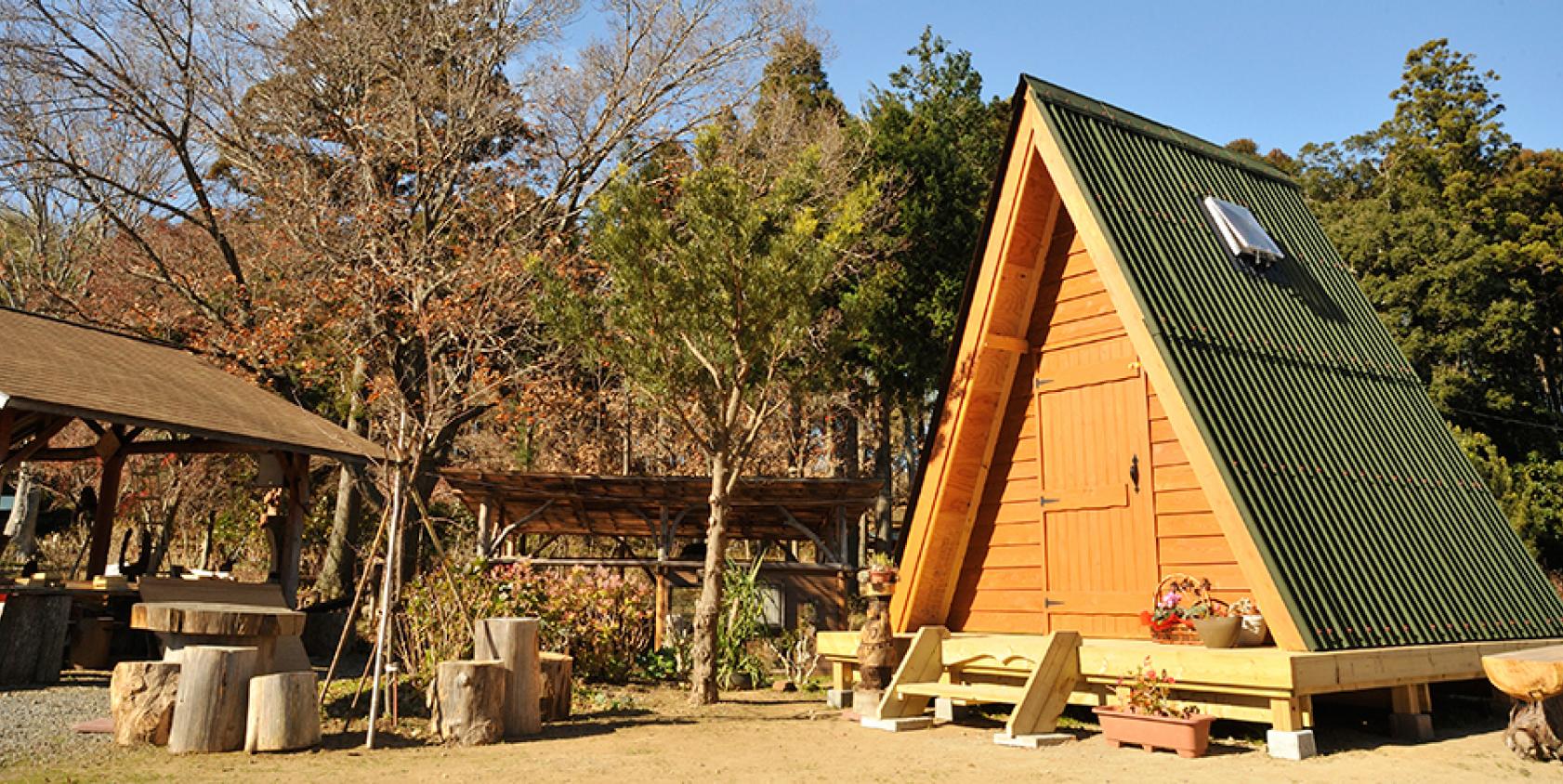 Casa jardin nordica con placa asfaltica ondulada ONDUCOBER VERDE