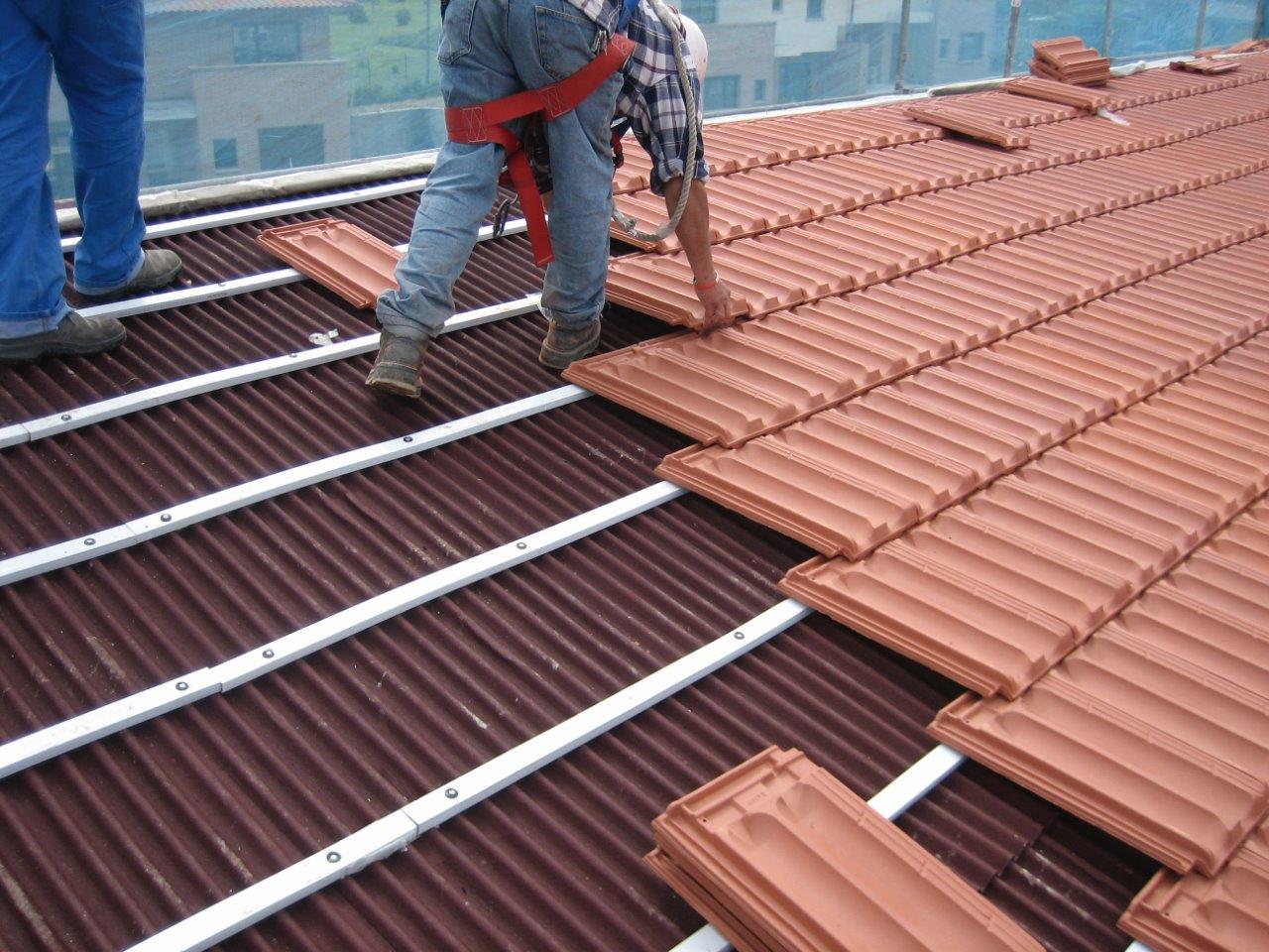Colocacion de placa bajo teja en impermeabilizacion tejado