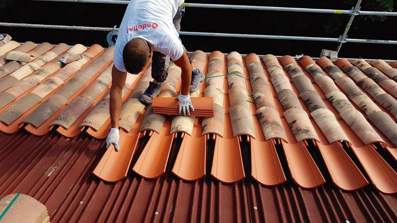 Colocacion de teja curva sobre placa bajo teja en impermeabilizacion de tejado