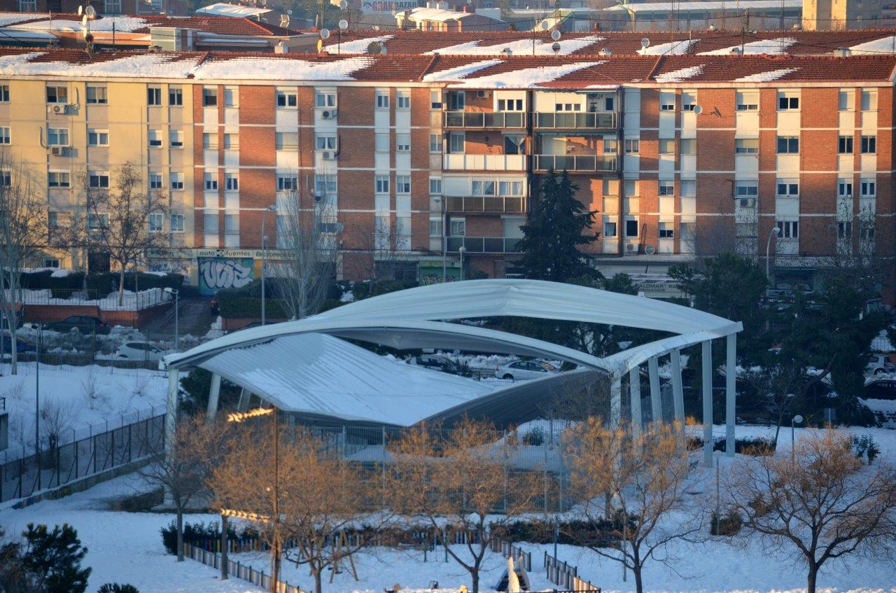 Cubierta ligera chapa metálica derrumbada por nieve en Madrid