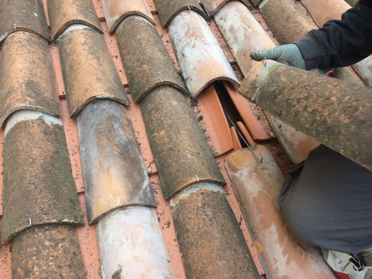 Fijación en seco de teja curva con gancho Onduline para tejado ventilado Proyecto Corrala Madrid Onduline  bajo teja