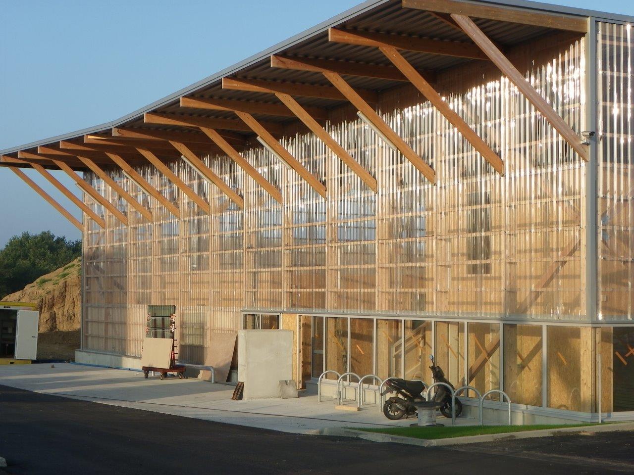 placa-policarbonato-cubierta-fachada-onduclair-pc-translucido-edificio-madera