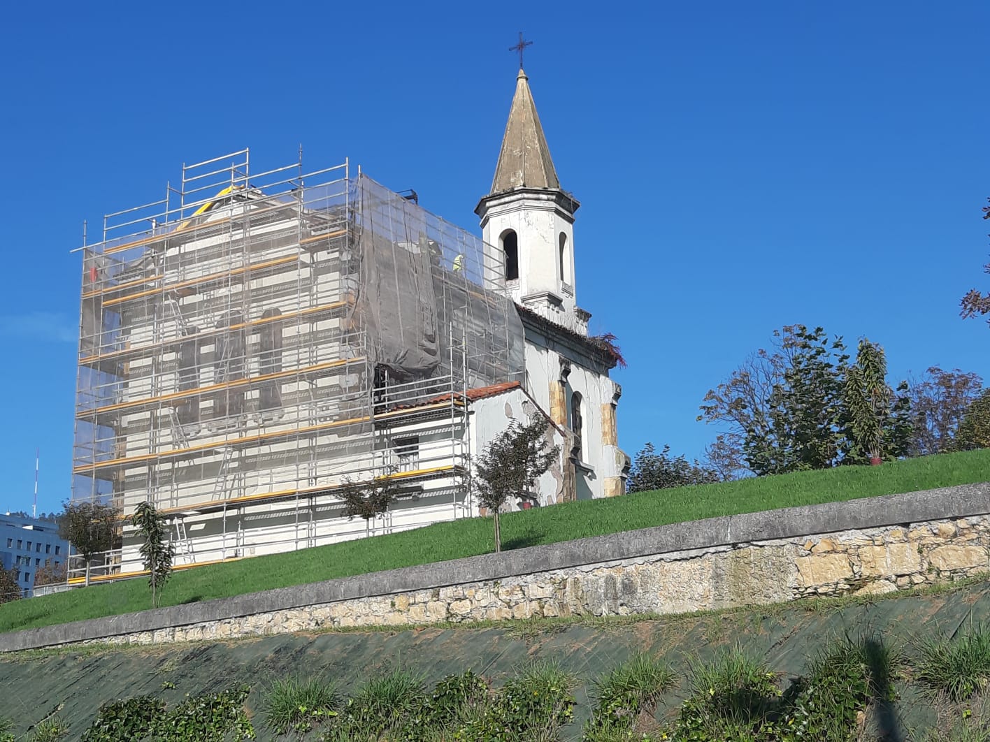 Rehabilitación energética cubierta Iglesia Cadellada Oviedo