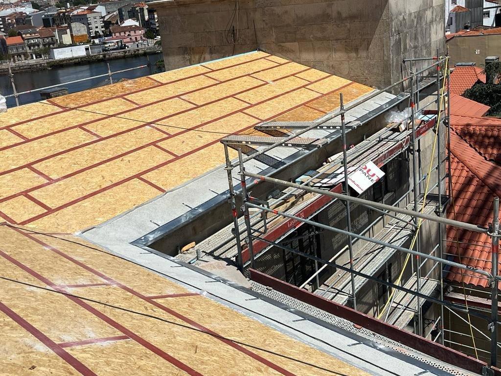 Rehabilitacion energetica cubierta Parador Pontevedra - instalacion panel aislante ONDUTHERM