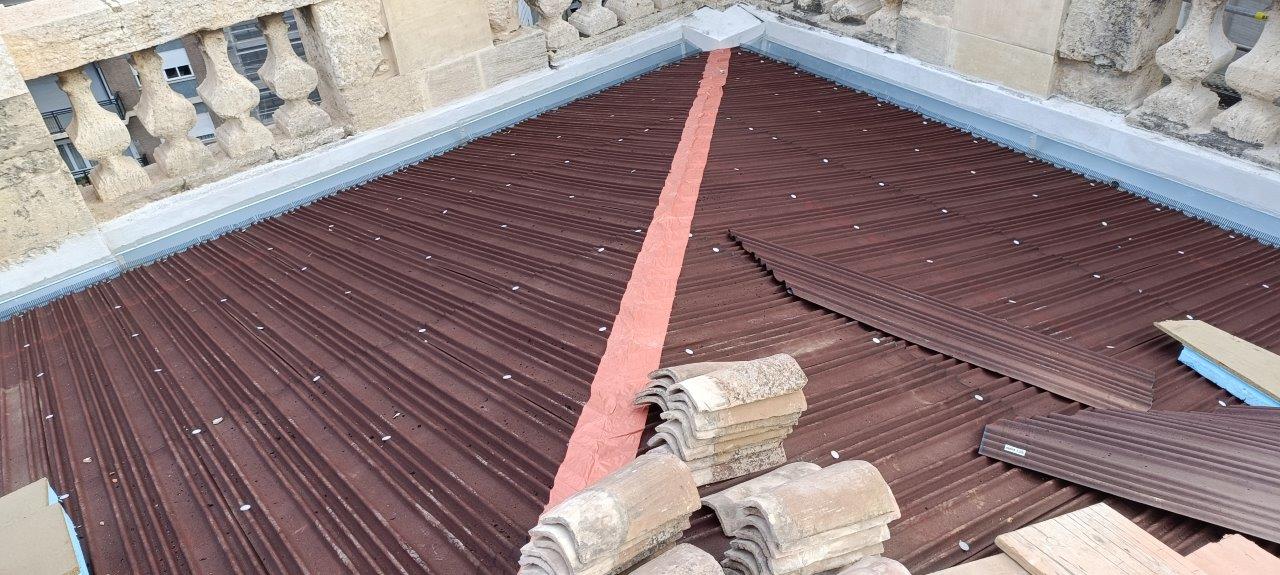 Instalación de impermeabilización del tejado con Onduline Bajo Teja en la rehabilitación energética de la cubierta del TSJV con sistema SIATE TOP ONDULINE