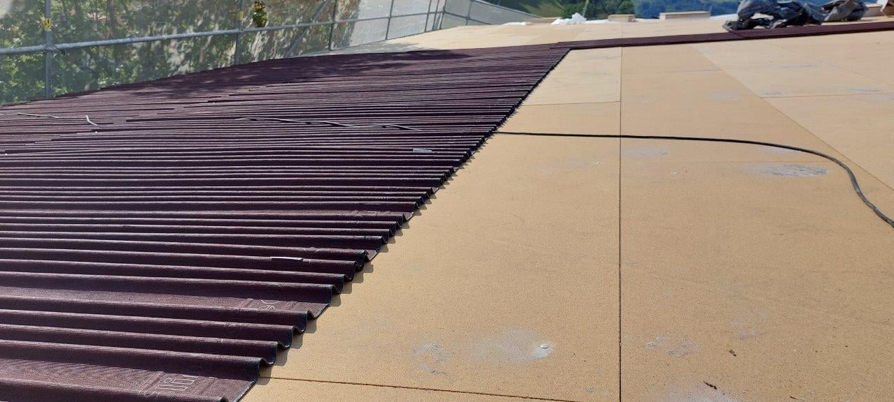 Rehailitacion energetica cubierta con placa bajo teja y panel ondutherm siate