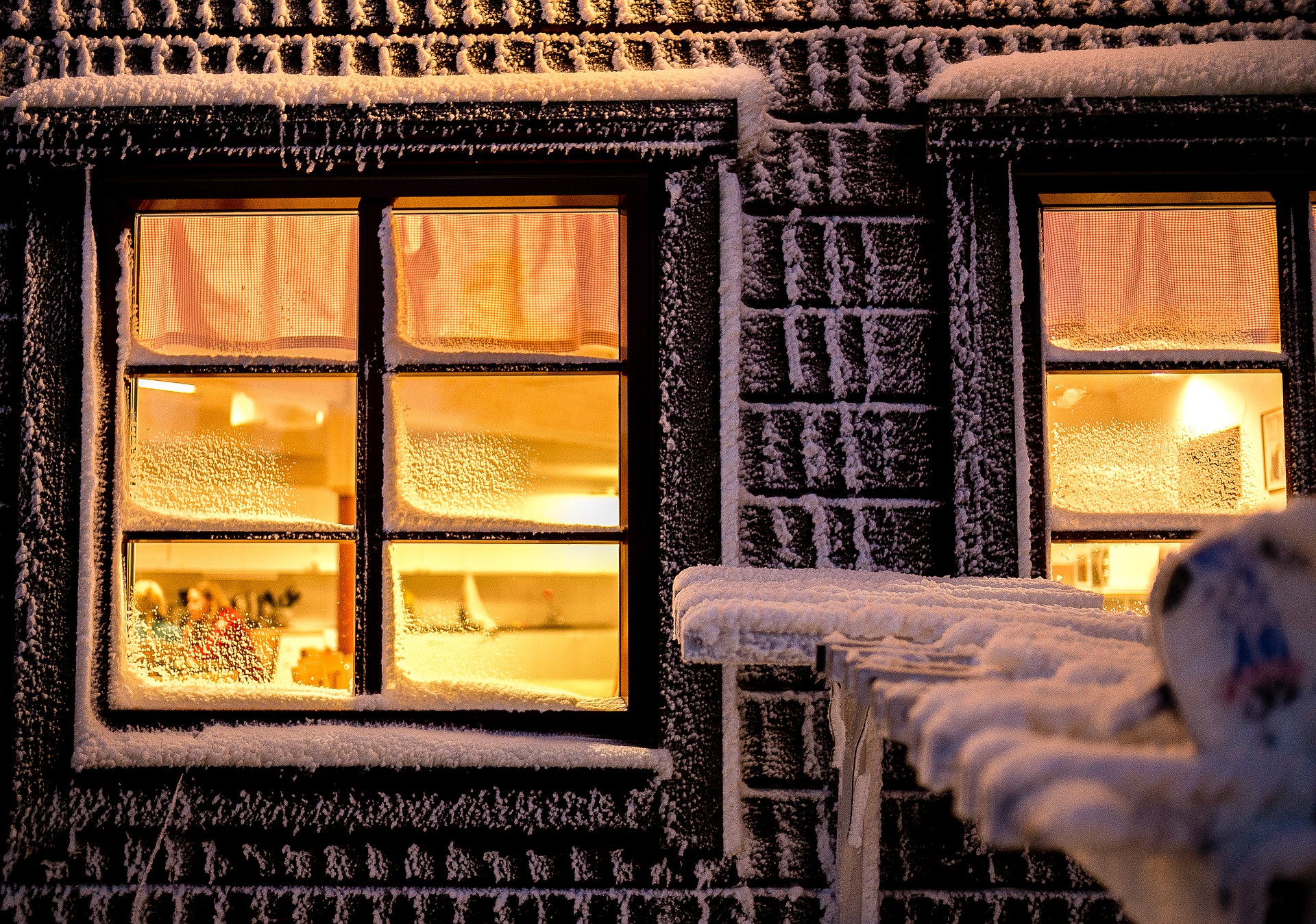ventana antigua de vivienda con nevada exterior