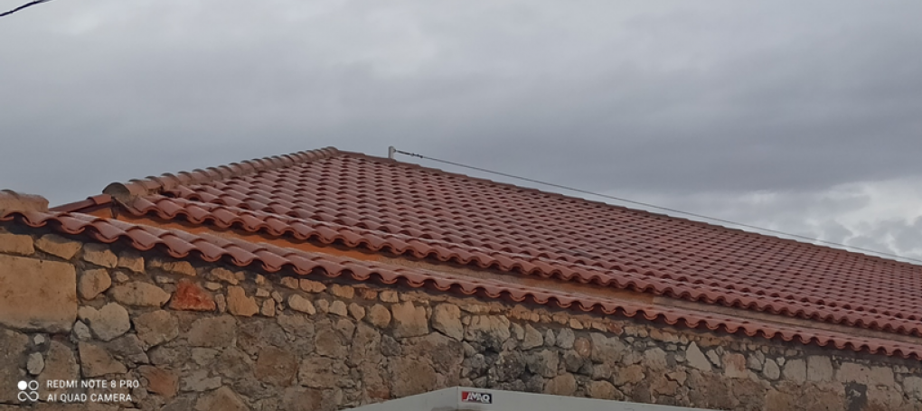 Cobertura del tejado del Centro de Salud de Calzada de Valdunciel con teja cerámica curva