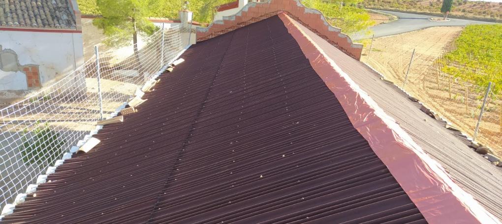 Impermeabilización de tejado en Bodega Ecovitis con placas asfálticas Onduline Bajo Teja DRS