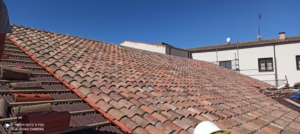 Cobertura de teja cerámica curva sobre placas Onduline Bajo Teja en las Escuelas Menores de la Universidad de Salamanca