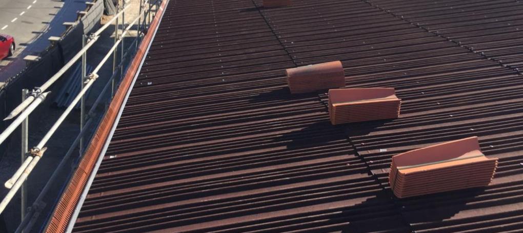 Impermeabilización de tejado y ventilación de cubierta con placas asfálticas Onduline Bajo Teja DRS