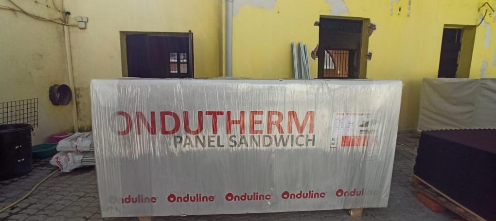 Rehabilitación energética de cubierta Centro Cultural Fuenlabrada: palé panel sándwich madera Ondutherm