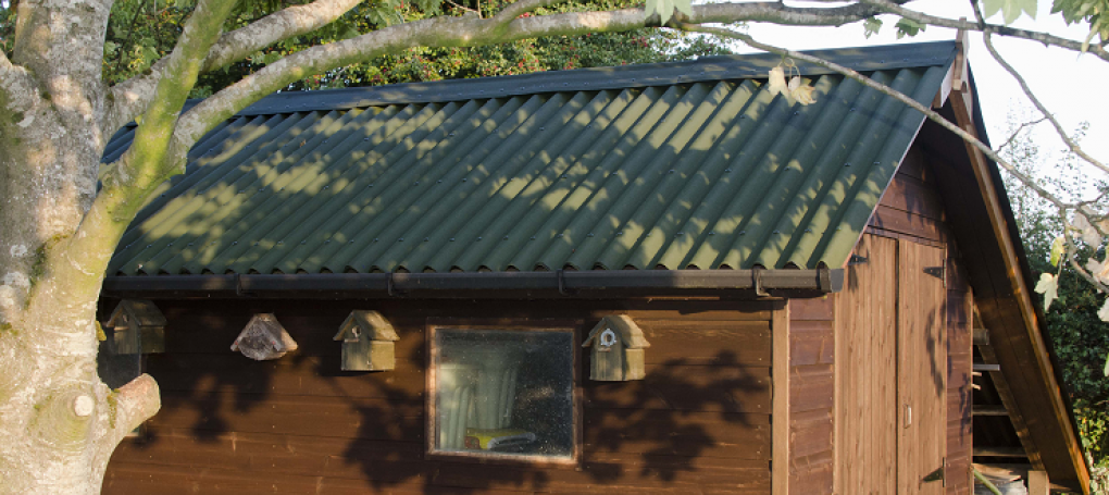 Cobertura de techo de caseta de madera con placa bituminosa Onducober verde