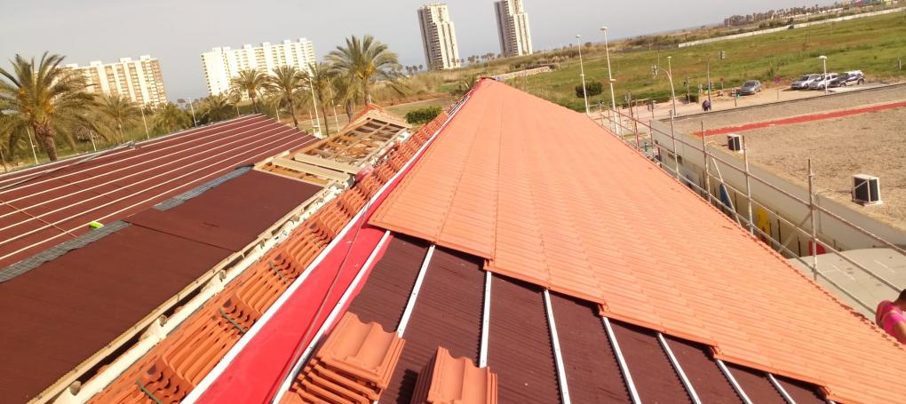Colocación de teja cerámica plana alicantina sobre impermeabilización tejado bajo teja Onduline