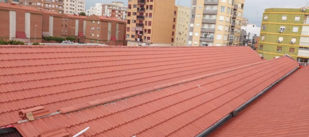 Colocación de teja cerámica plana alicantina sobre listón PVC en impermeabilización de tejado bajo teja Onduline