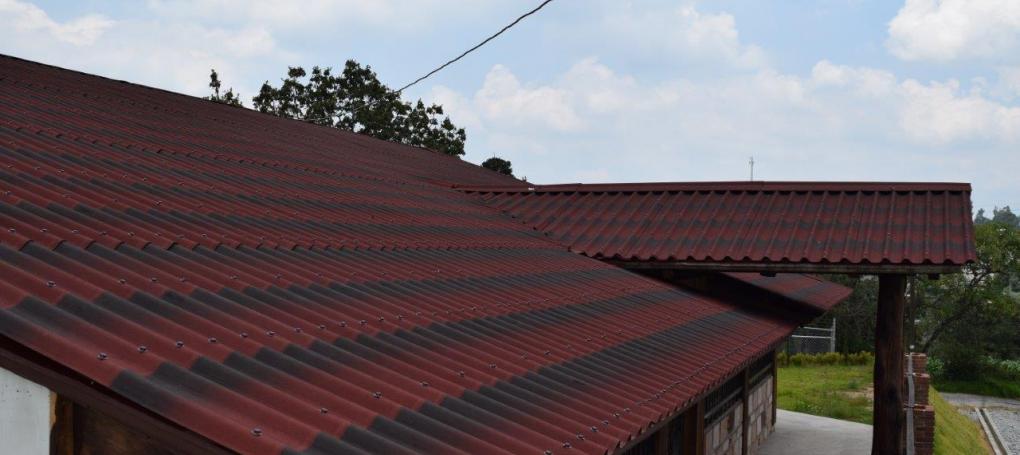 Cobertura de techo de porche de madera con placa bituminosa ondulada Onduline Tile Rojo 