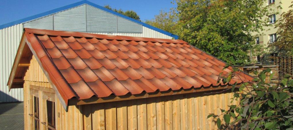 Cobertura de techo de caseta de madera con teja bituminosa ondulada Onduvilla fiorentino