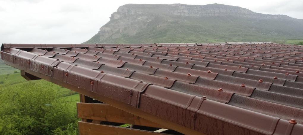 Cobertura de techo de pérgola de madera con teja bituminosa ondulada Onduvilla rojo
