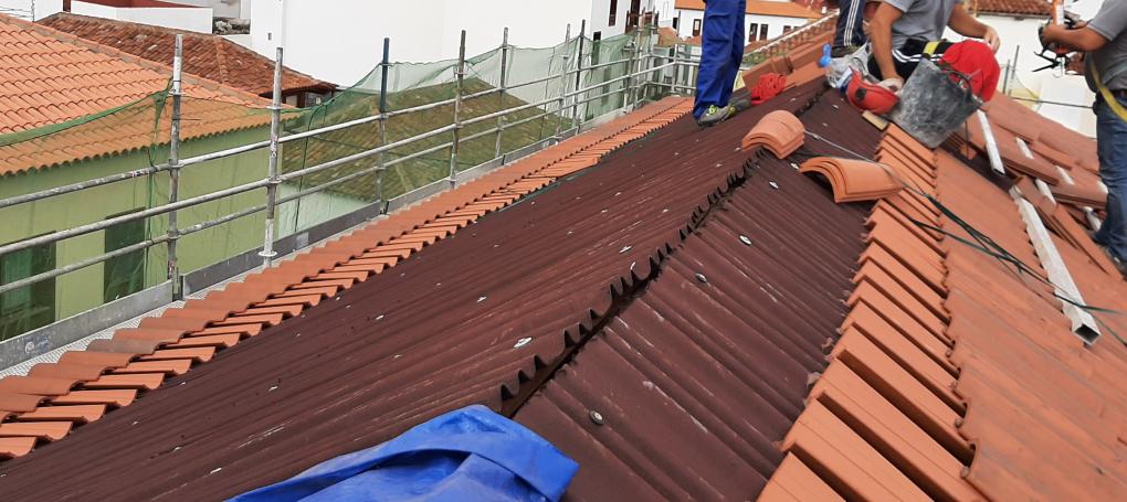 Proyecto rehabilitacion cubierta Convento Franciscanas Garachico: colocación teja curva sobre impermeabilización bajo teja