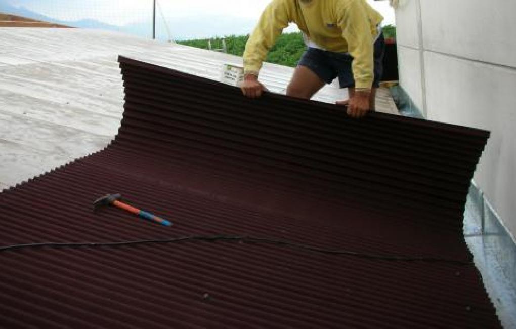 Colocación placas asfálticas Onduline BT 50 sobre tejado - rehabilitación tejado