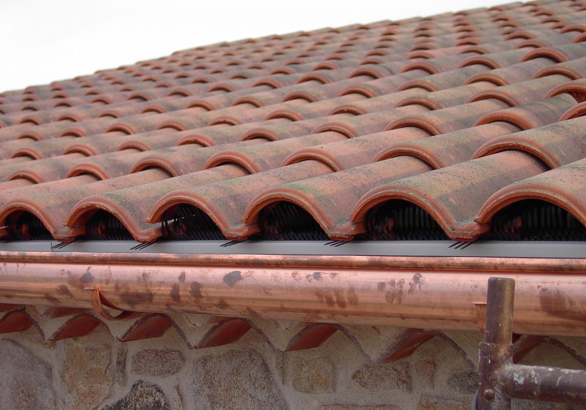 Peine PVC Onduline remate alero tejado ventilado - detalle acabado final alero impermeabilización tejado