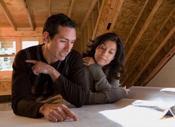 Familia buscando soluciones para reparar su tejado con Onduline