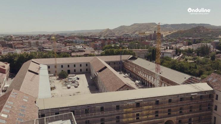 Panorámica del proyecto de rehabilitación energética de cubierta del Cuartel del Príncipe, Alcalá, con SISTEMA INTEGRAL ONDULINE