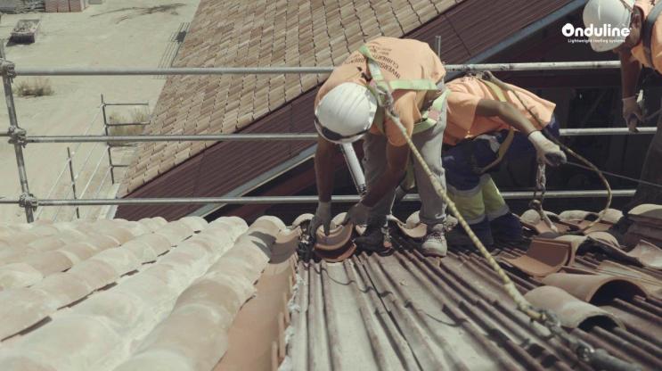 Colocación de teja curva en la rehabilitación de cubierta del Cuartel del Príncipe, Alcalá, con SISTEMA INTEGRAL ONDULINE