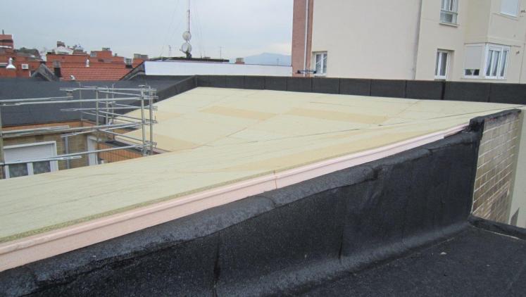 Reparación y aislamiento de tejados con tela asfáltica