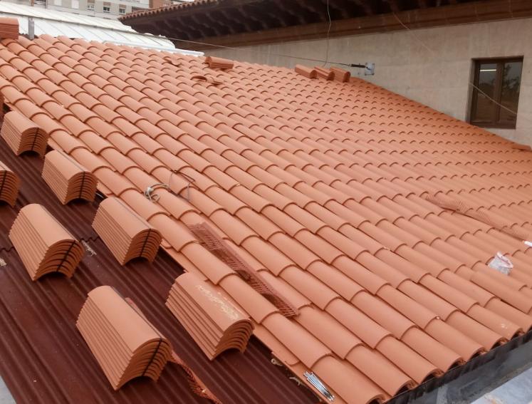 Impermeabilizacion de tejado con Onduline Bajo Teja y teja curva en estación ADIF de Oviedo