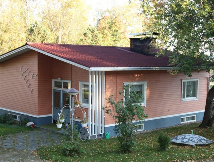 Casa jardín cubierta con placa asfáltica ondulada ONDUCOBER ROJO