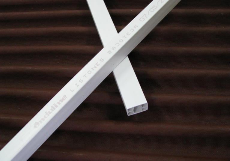 Listón PVC Onduline teja mixta, plana, hormigón - detalle listón 2x3 blanco